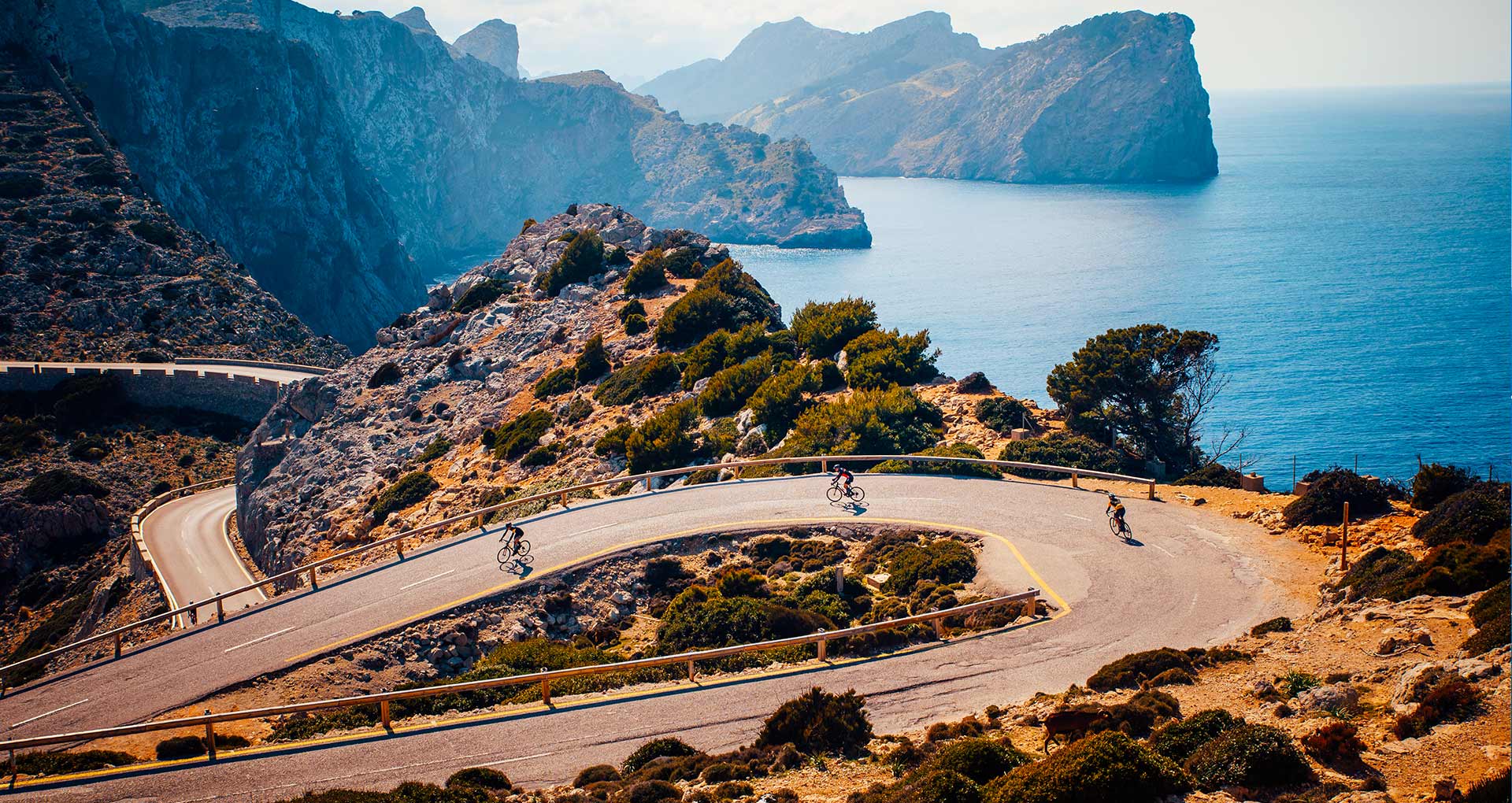 Een kronkelweg door de bergen van het Spaanse Mallorca, om over te fietsen