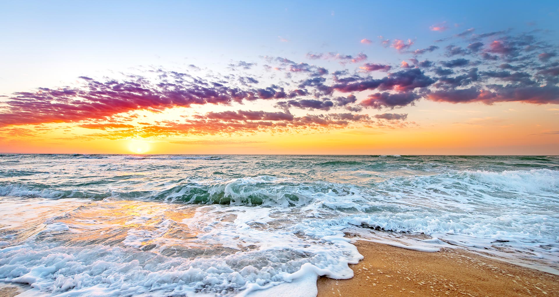 Het strand aan de Costa del Sol, met een prachtige geel/paarse lucht