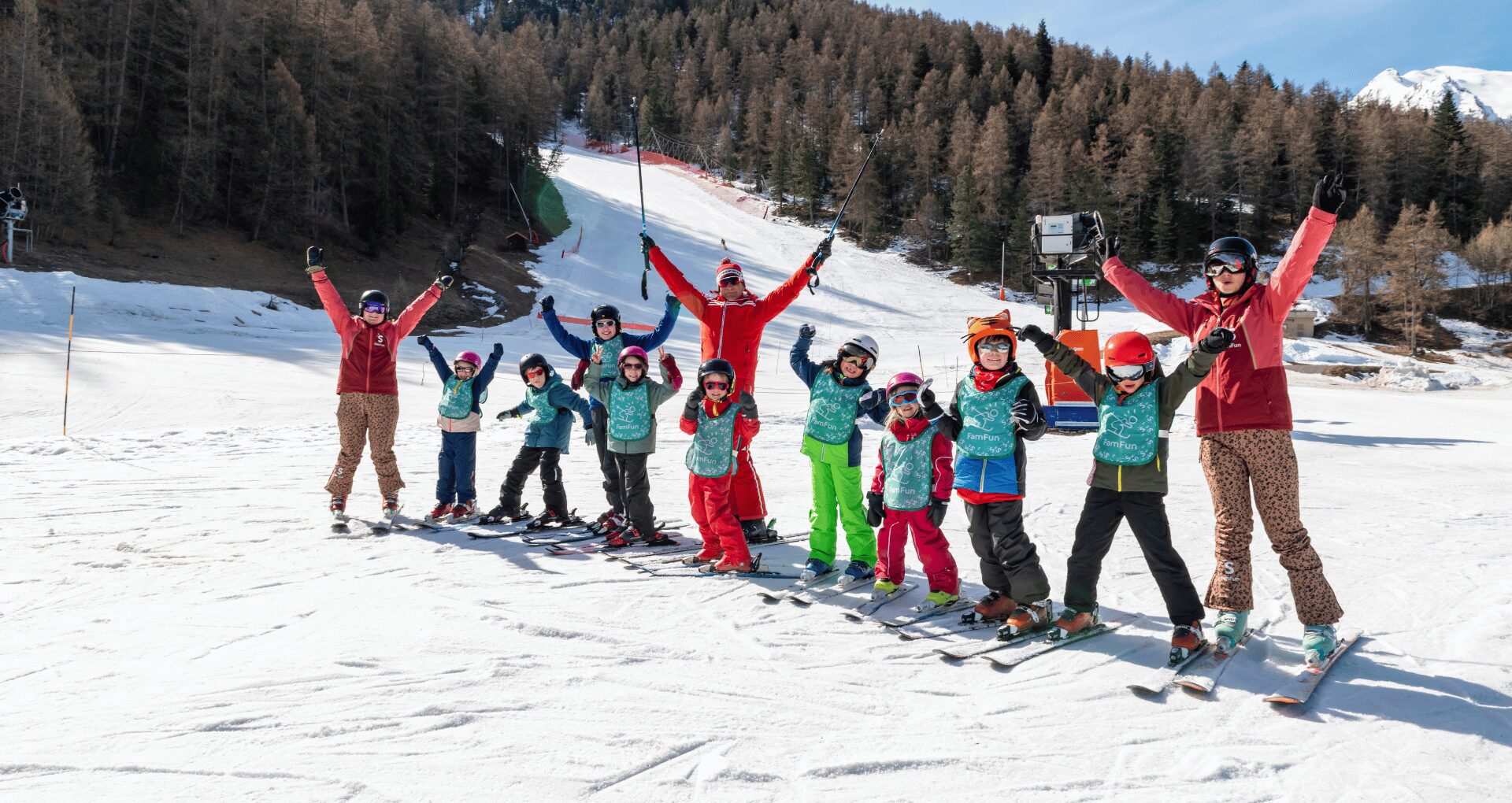 groep skiers op piste met handen omhoog tijdens famfun skivakantie met sunweb