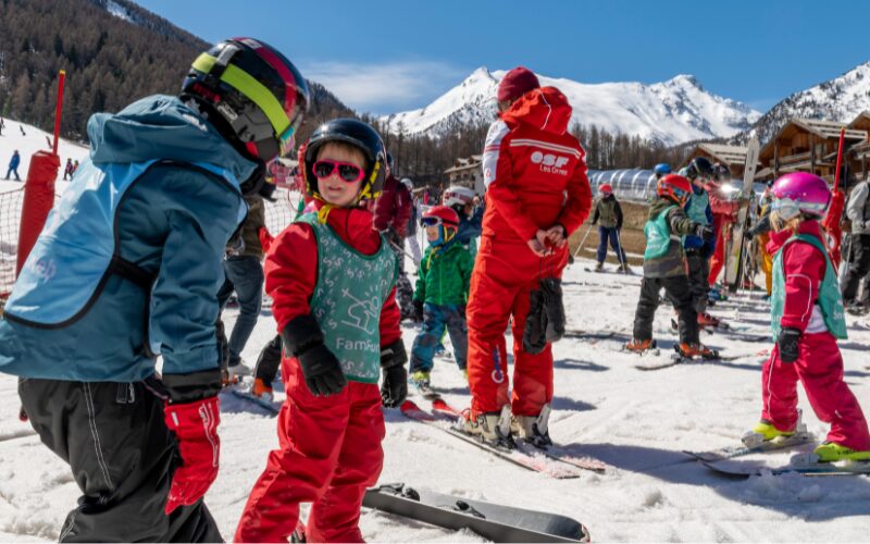 groep kinderen krijgt skiles in les orres frankrijk tiijdens famfun skivakantie