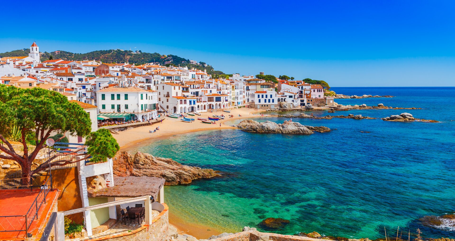 Vue panoramique sur un village en Espagne et la mer