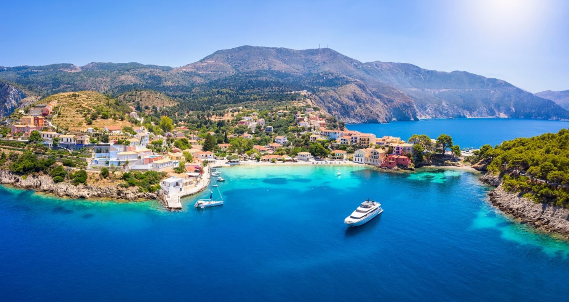 Yacht idyllique naviguant dans la mer Égée en Grèce