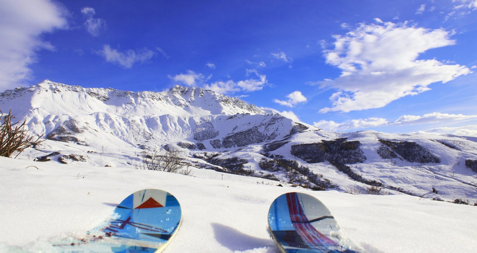 Une paire de skis face aux montagnes enneigées