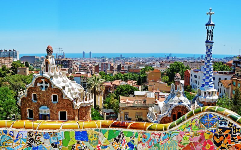 Vue sur la ville de Barcelone et son labyrinthe de mosaïques