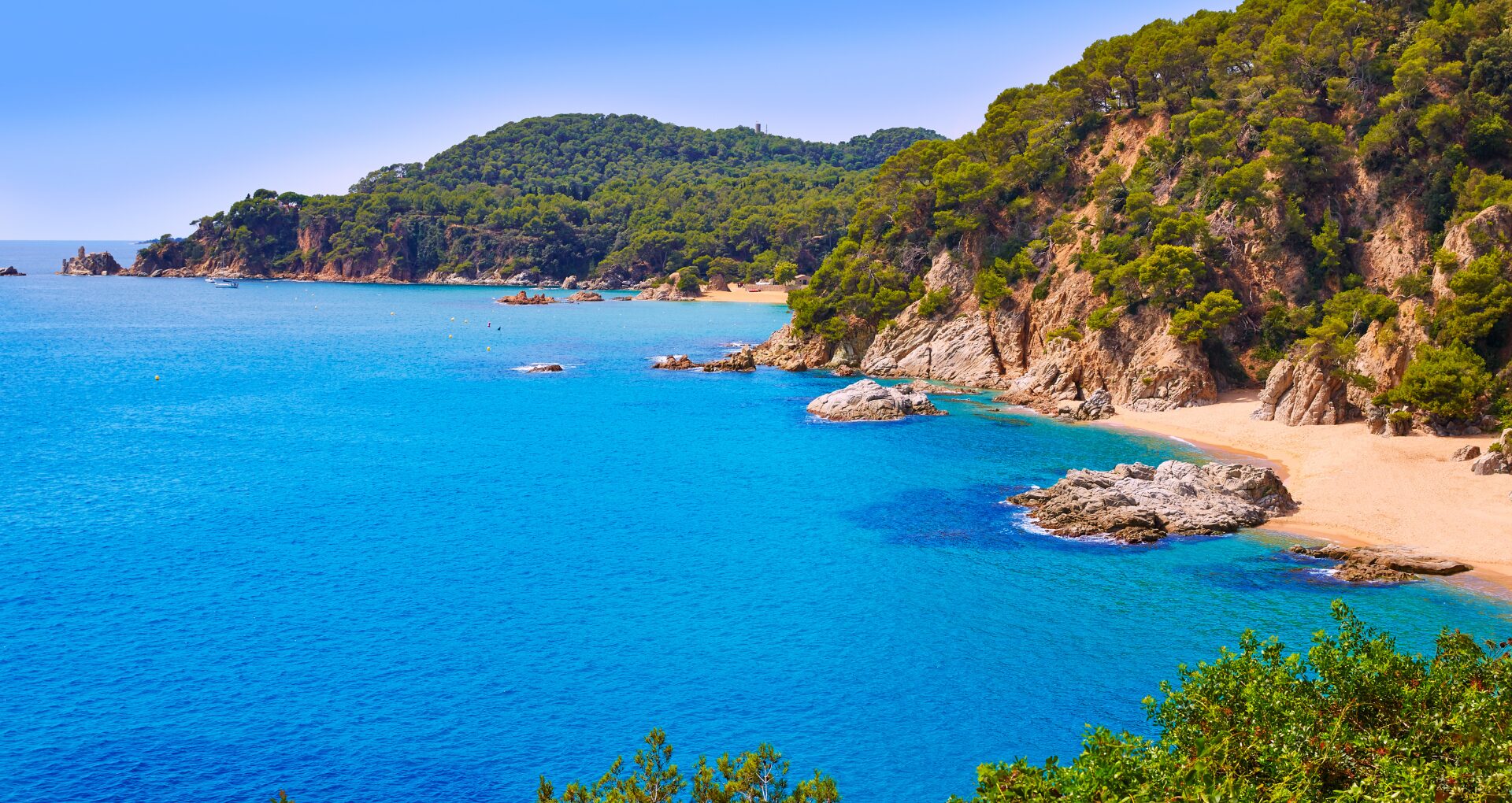 Vue sur la côte et la mer bleue turquoise de la Costa Brava, en Espagne