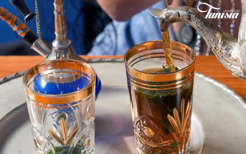 Deux verres rempli de thé à la menthe tunisien