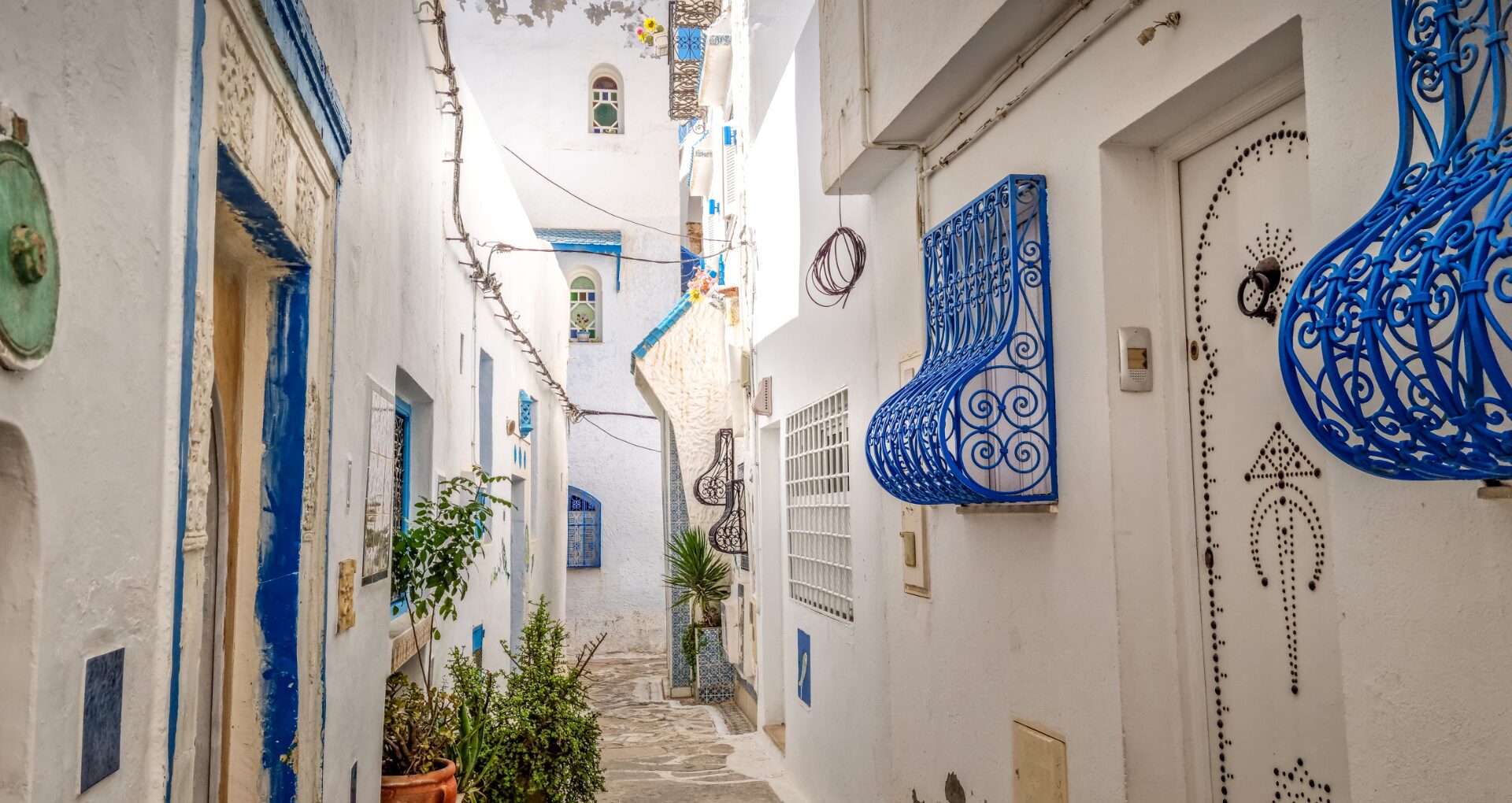 Une rue blanche et bleue en Tunisie