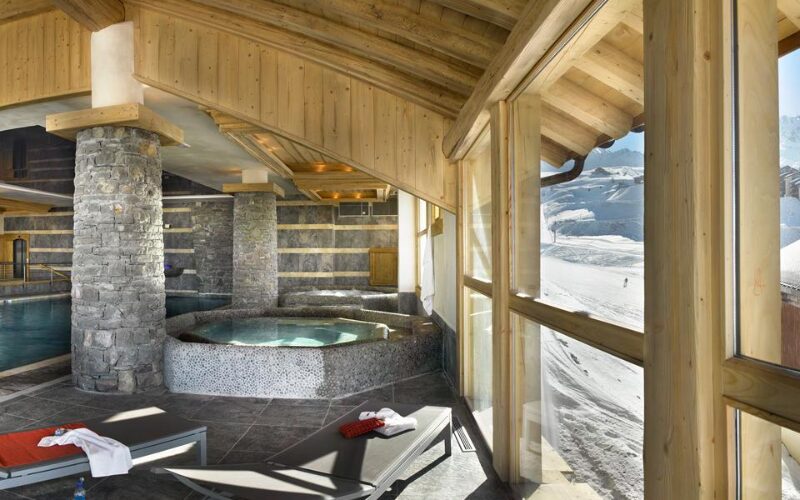 Un spa avec jacuzzi, avec vue sur les montagnes enneigées