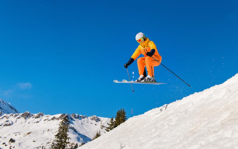 Un skieur effectuant un saut sur les pistes de ski