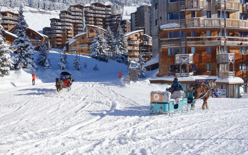 Le centre de la station de ski d'Avoriaz, en France, avec ses calèches typiques