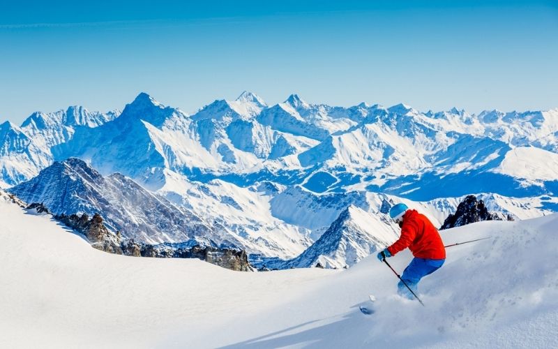 Skiër in de besneeuwde bergen van Chamonix