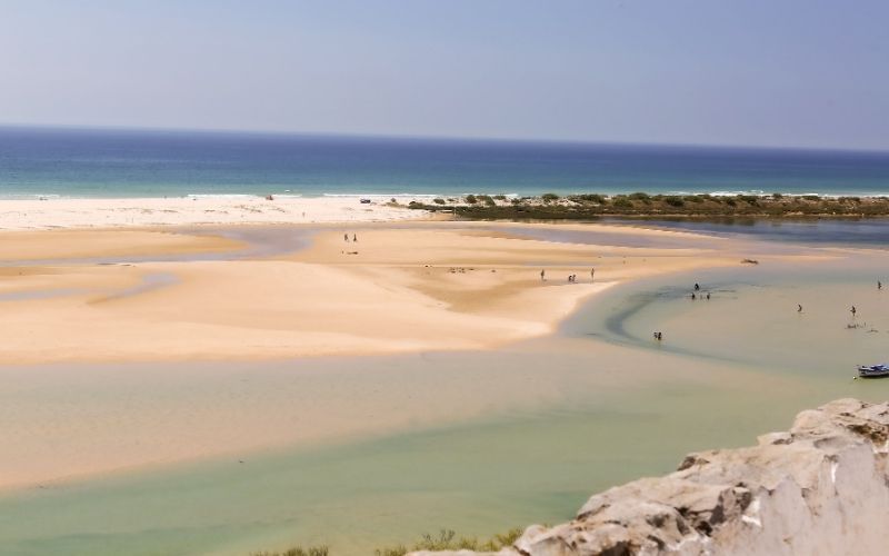 Vaste étendue de plage de sable fin, plage de Fabrica, Portugal