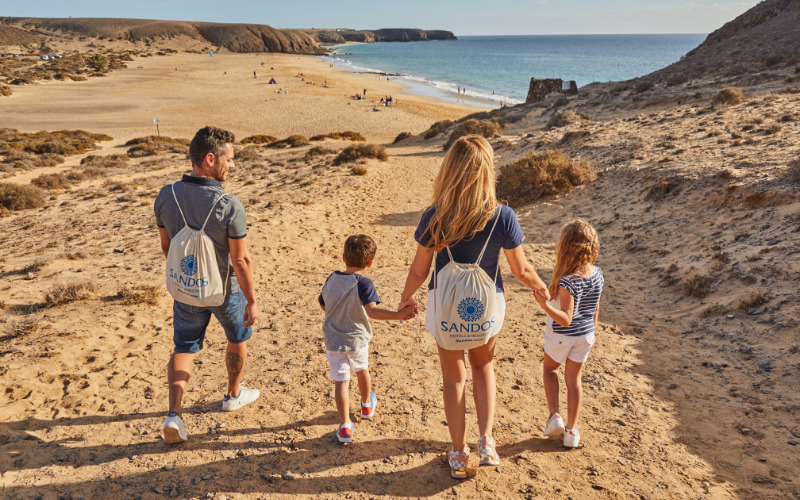 Familie op Papagayo-strand