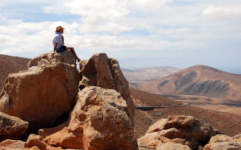 Man geniet van het uitzicht over Fuerteventura vanaf een rots