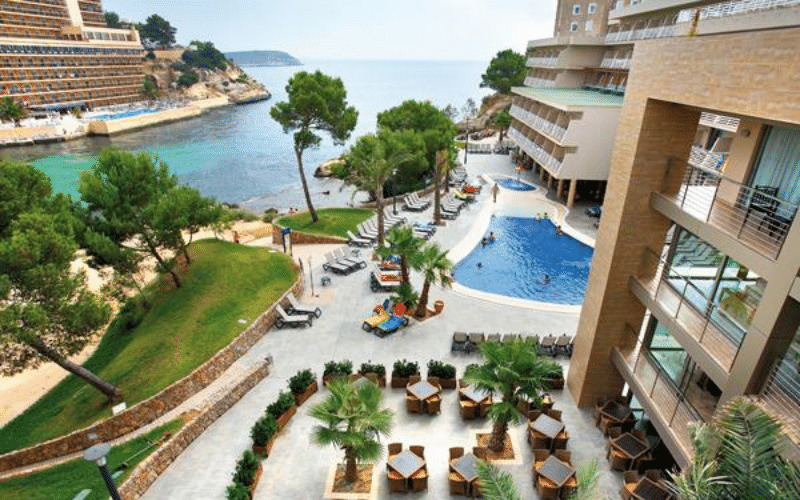 zwembad en terras aan zee, Hotel Occidental Cala Viñas, Mallorca, Spanje