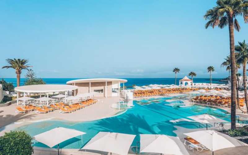 Iberostar hotel met zwembad en ligbedjes met utizicht op zee