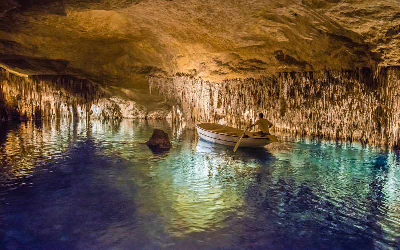 Une personne naviguant dans les grottes du Drach à Majorque