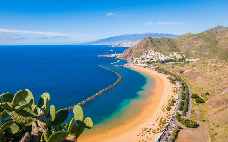 Uitzicht over strand van Tenerife, een helderblauwe zee en bergen