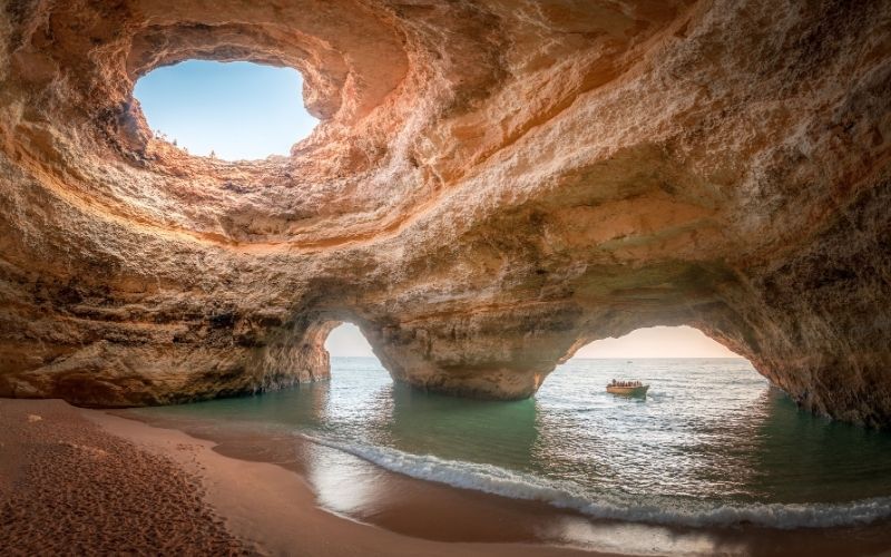 Grotte et petit bateau, plage de Benagil, Portugal