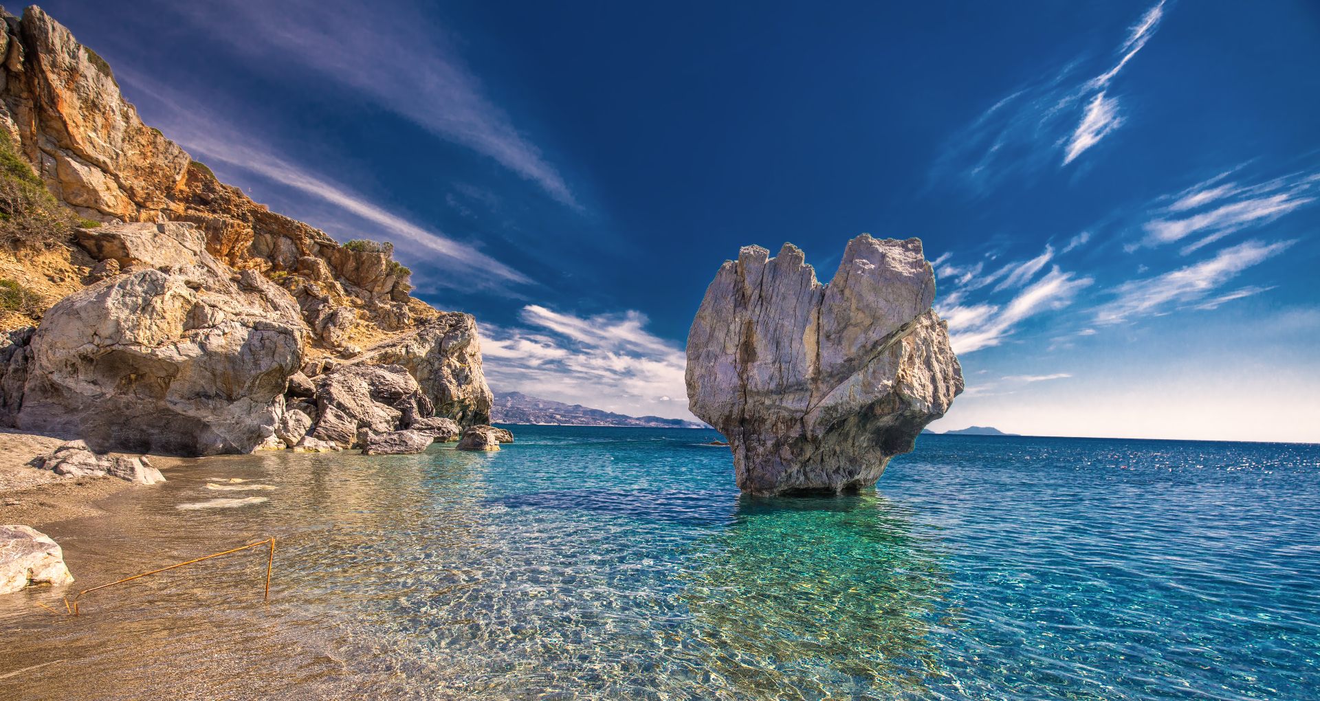 Het strand Preveli met een rots in de zee op Kreta