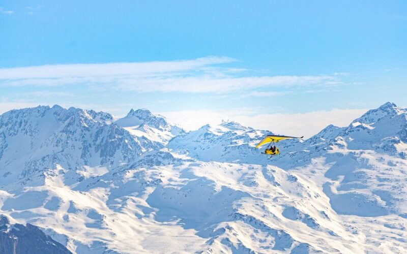 Un Vol en ULM aux dessus des montagnes enneigées aux Sybelles, en France