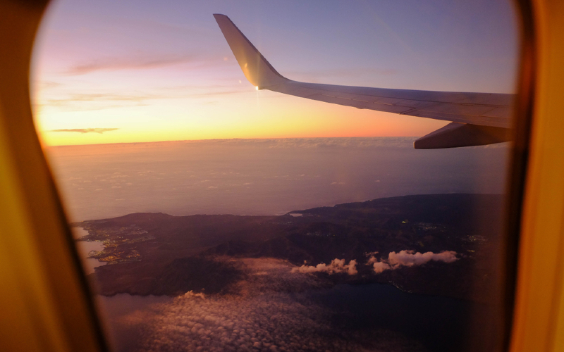 uitzicht vanuit het vliegtuig op de Canarische Eilanden en de ondergaande winterzon