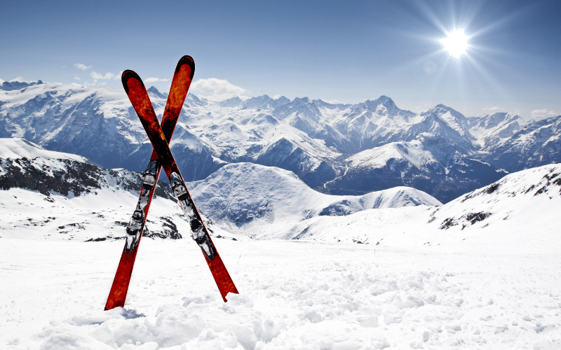 Paire de skis sur les pistes de ski avec vue sur les montagnes