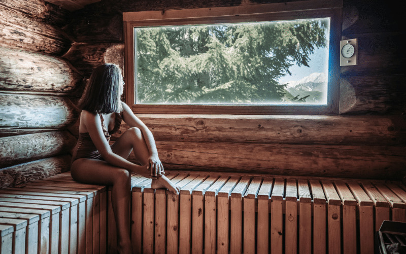 Une femme profitant d'un moment de détente au sauna