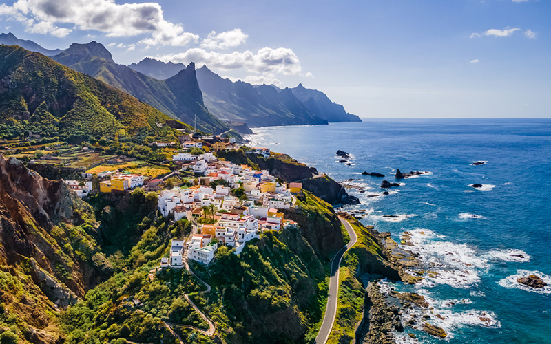 Montagnes avec chalets blancs et vue imprenable sur mer, Tenerife, Espagne