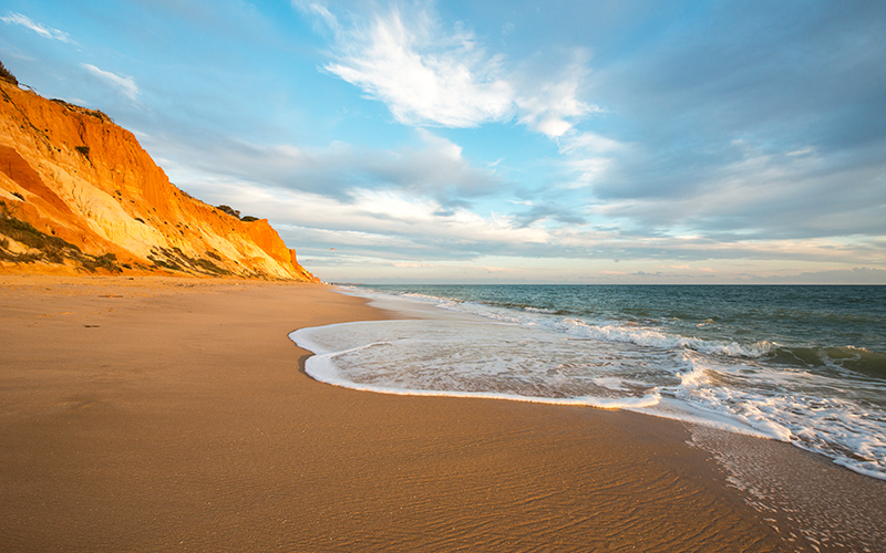 Verlaten strand met zee in Albufeira