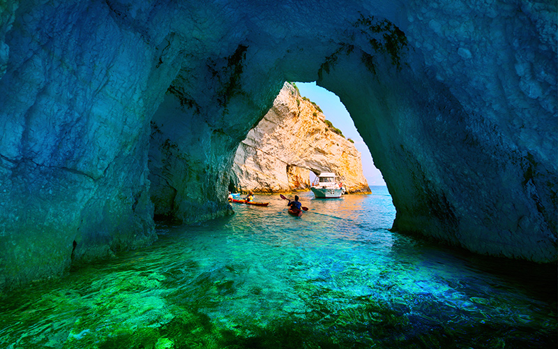 Zicht vanuit grot met helder water bij Zakynthos Griekenland