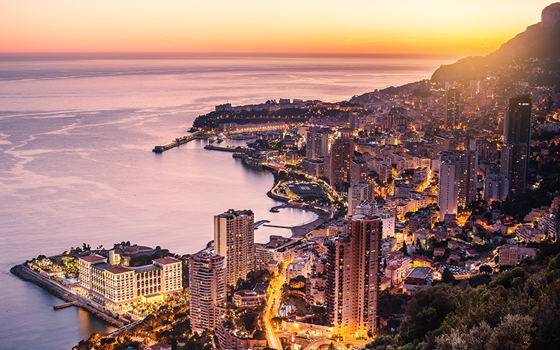 Zicht van bovenaf over Monaco met de zee op de achtergrond