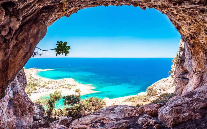 Uitzicht over zee vanuit een grot, Balos, Kreta