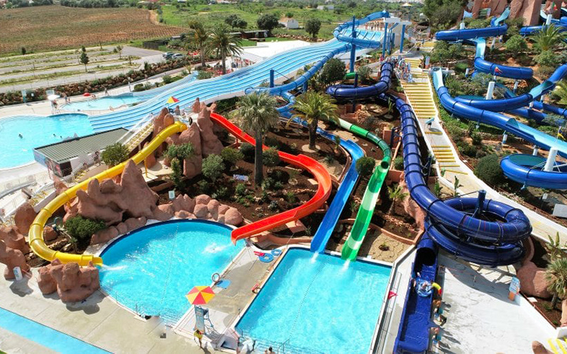 Verschillende gekleurde glijbanen in een waterpark