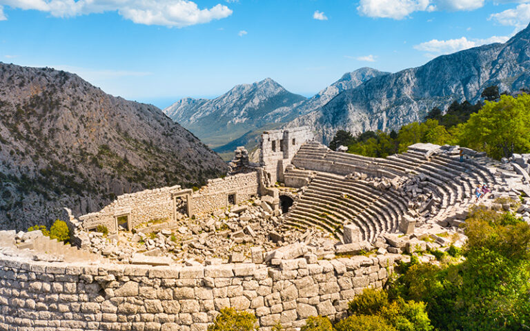 Een prachtig amphitheater in Termessos, tussen de bergen