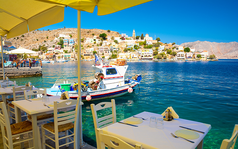 Vanaf een restaurant uitzicht op het idyllische eiland Symi