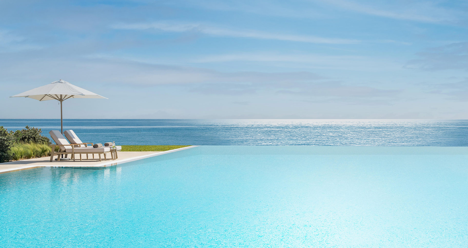 Infinity-pool, uitkijkend over de zee langs Ikos Andalusia