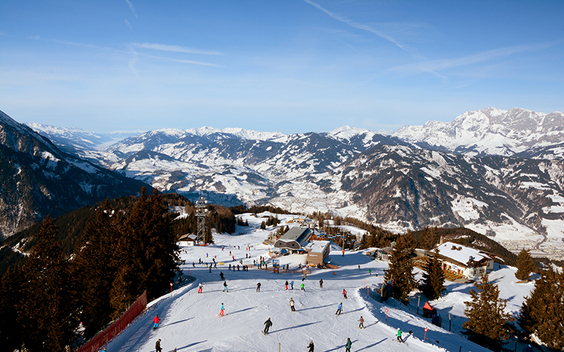 1. Wintersport in Wagrain: veelzijdig en zonnig Waarom je naar het skigebied Wagrain moet? Behalve voor de bergtoppen met waanzinnige uitzichten, moderne skiliften en het gezellige, typisch Oostenrijkse dorpje? Allereerst de praktische zaken: Wagrain is een van de meest sneeuwzekere skigebieden in Oostenrijk. Omdat het in het oosten ligt waar het vaak kouder is, betekent dat meer skidagen. Is er een keer wat minder sneeuw, dan krijg je dankzij de sneeuwkanonnen alsnog een dag in een sneeuwparadijs. Grote kans dus dat je je hele skivakantie op de latten kan doorbrengen. Wist je dat de liften daarom vaak pas met Pasen sluiten? Skiën in Wagrain is ook nog enorm veelzijdig: omdat het onderdeel is van de Ski Amadé kan je met een pas gratis naar meerdere skigebieden. Ook zijn er veel mooie wandelroutes, ook voor de langlaufers onder ons. Vanuit Wagrain ski je makkelijk naar de skibestemmingen Flachau en St. Johann. Leuk voor een dagtrip! 2. Avontuurlijke pistes voor iedereen In het enorme, populaire skigebied van Wagrain zijn er genoeg leuke skipistes. Het skigebied heet Salzburger Sportwelt (of Snow Space Salzburg), en is een van de vijf grootste in Oostenrijk. Het is een echte internationale hotspot voor freestylers en freeriders, met maar liefst twee wereldbekerpistes. Ben je beginner of een gemiddelde skiër, dan vind je genoeg leuke brede blauwe en rode pistes met een mooi pak sneeuw. Ga je liever op avontuur op de zwarte skipistes van Wagrain? Dan vind je bij de Stechbachlift tussen Wagrain en Alpendorf twee uitdagende afdalingen. Favoriet is zwarte piste 32. Deze is vaak rustig, je skiet ongestoord zo hard als je wilt met je haren in de wind. Hoe snel ga jij? Nog een voordeel van skiën in Wagrain? Vrijwel alle hotels en appartementen liggen op loopafstand van de skilift. Zo snel sta je nergens op je ski’s! Foto: skiliften op loopafstand in Wagrain 3. Win trofeeën op speciale ski-tours Skiën in Wagrain is ook ontzettend leuk door de speciale routes. Een echte aanrader is die van boegbeeld en skilegende Herman Maier. Hij stippelde een leuke route uit in zijn favoriete skigebied. Hiermee treedt je niet alleen in het skispoor van deze meervoudig skikampioen, je ontdekt ook meteen de mooiste uitzichten van het schitterende berglandschap. Win je alle action points, dan doe je automatisch mee aan de ‘Snow Space Salzburg Challenge’. Voor een uitdagende route ski je de ‘12 Peaks Tour’. Op deze route ski je langs alle twaalf bergtoppen in het skigebied. Krijg je tussendoor trek? Stop dan bij een van de skihutten waar je lekkere pauzes kan nemen. Als beloning krijg je een echte trofee. De route start je vanaf de ‘Flying Mozart’ en de Grafenbergbahn. Ook klaar voor de uitdaging? 4. Met je kids de piste af Met je kinderen op wintersportvakantie? Dan is skigebied Wagrain een absolute aanrader. In het dorp kunnen de kleintjes naar een leuke skischool en op de pistes zijn veel oefenweides. Kinderen die al wat beter zijn in skiën of snowboarden kunnen mee naar de funslope, een sneeuwpark met snowboardcross voor jong en oud. Samen gezellig een piste skiën in Wagrain? Neem dan de familierun, een blauwe piste met een lange afdaling. Samen met je hele gezin door de sneeuw skiën is een beleving die je nooit vergeet: juichen als je kind een goede bocht maakt, lachen als iemand grappig terecht komt en elkaar weer terug op de ski’s trekken. Deze skipiste in Wagrain start bovenaan de ‘Lumberjack Shuttle’. Een andere ontzettend leuke plek voor kids is Wagrainis Winterwelt bij de Rote 8er-lift. Dit is een echt winterwonderland met een kindersneeuwpark, draaimolen, snow-tubingbaan, kabouterhuisjes en nog veel meer. Foto: de snow-tubingbaan in Wagrainis Winterwelt, Wagrain 5. Een relaxte après-ski of dansen tot de late uurtjes? En hoe zit het dan met de après-ski in het sfeervolle bergdorpje Wagrain? Die is vooral héél gezellig en een stuk minder massaal dan in Flachau. De après-ski in skigebied Wagrain begint al direct na het skiën en is meer gefocust op gezellig samen eten en drinken. Fijn als je met je gezin op skivakantie bent in Wagrain, óf als je het even rustig aan wilt doen. In de gezellige berghutten geniet je van authentieke gerechten bij de open haard. Heb je nog volop energie en wil je heel de nacht doorfeesten? Ook dat kan! De meeste après-skibars, van traditioneel tot hip, bruisend of stijlvol, vind je bij de dalstations van de skiliften. Nog even je spieren ontspannen voor een nieuwe dag sneeuw- en ski-plezier? Dan is het genieten geblazen in het grote overdekte zwemparadijs, met sauna, solarium, glijbanen én waterkanonnen. 
