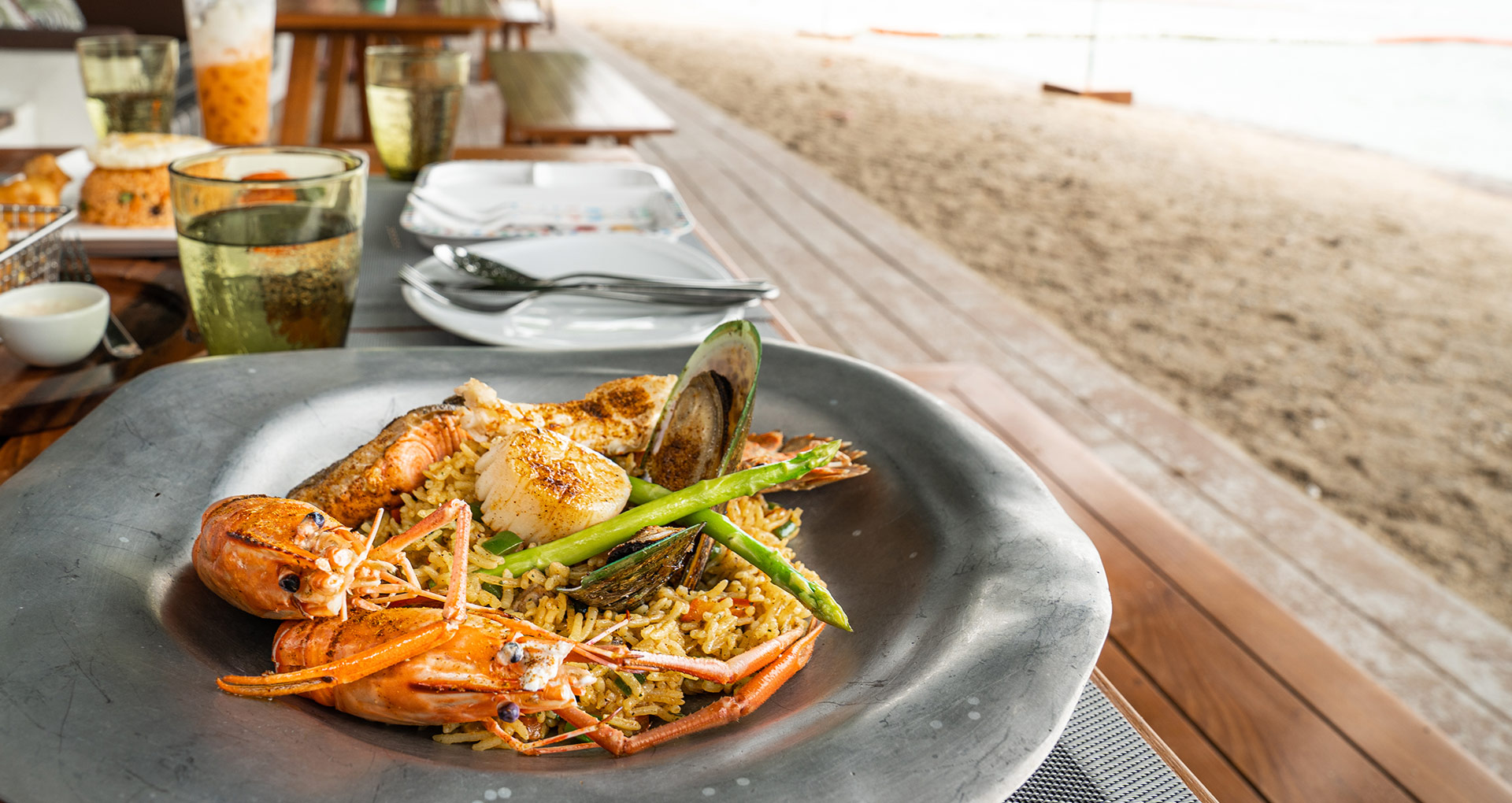 Bord met zeevruchten en schelpdieren bij restaurant aan het strand