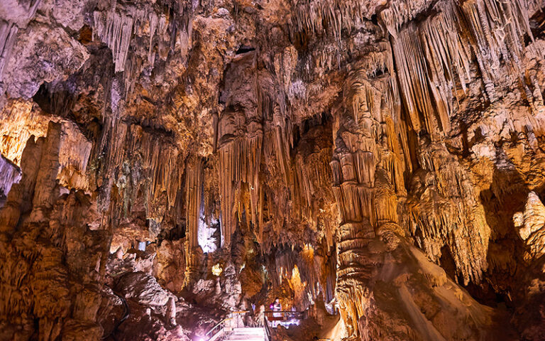 Stalactieten in een van de indrukwekkende grotten van Nerja
