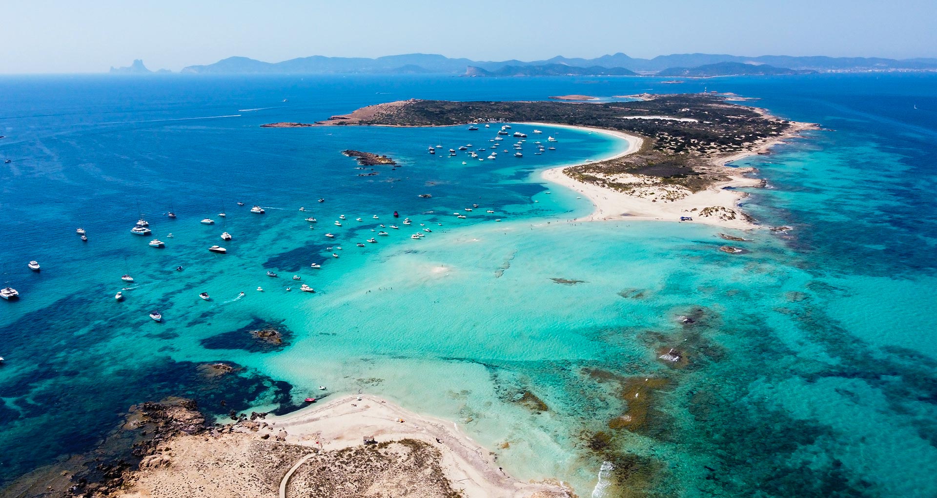 Bovenaanzicht van de helderblauwe zee bij eiland Formentera