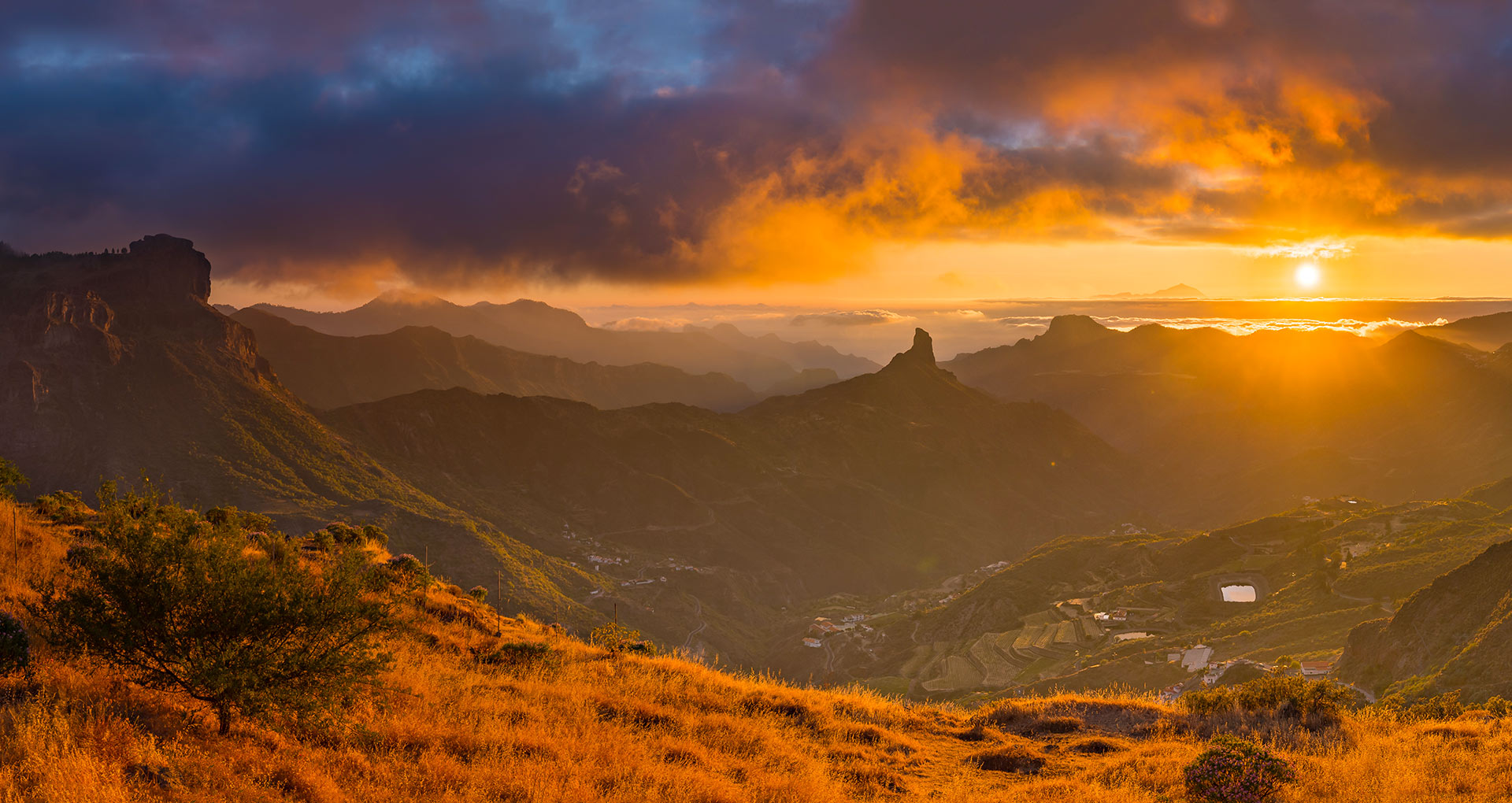 Laaghangende zon schijnt over de bergen van Gran Canaria