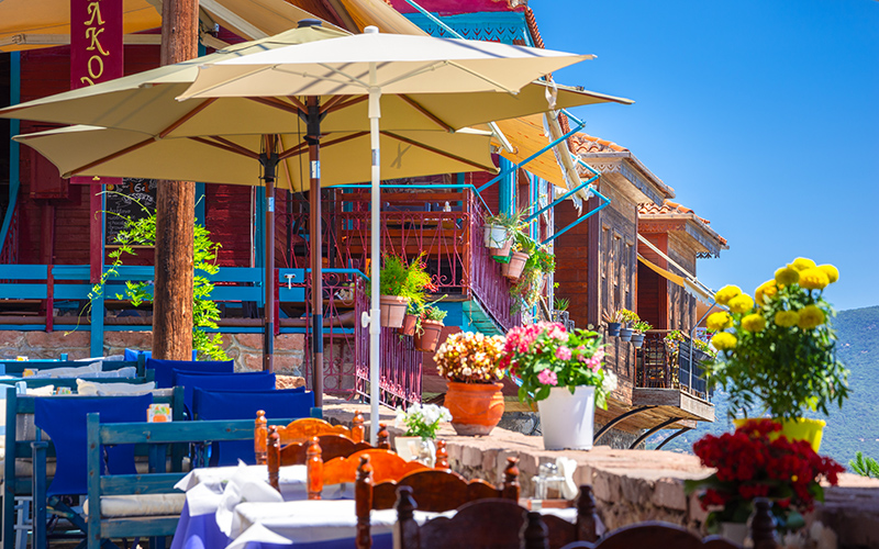 Kleurrijke terrasjes in stad Molivos op eiland Lesbos