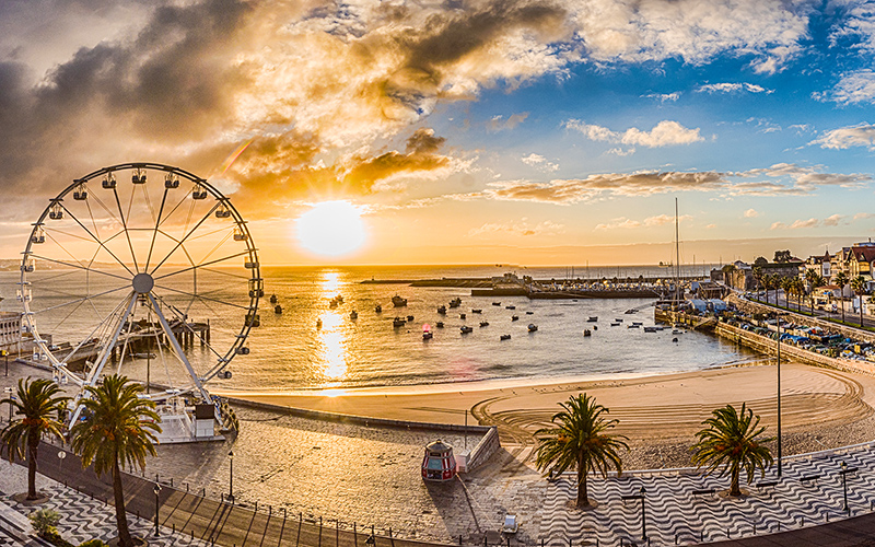 Een reuzenrad aan de kust van Cascais