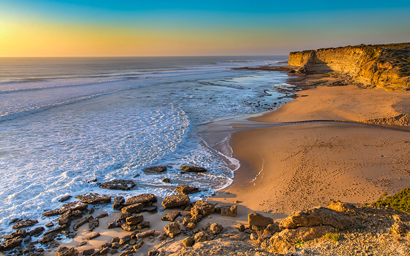 Het strand van vissersplaatsje Ericeira