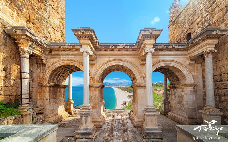 Hadrian gate, met uitzicht op kustlijn van Antalya, turkije