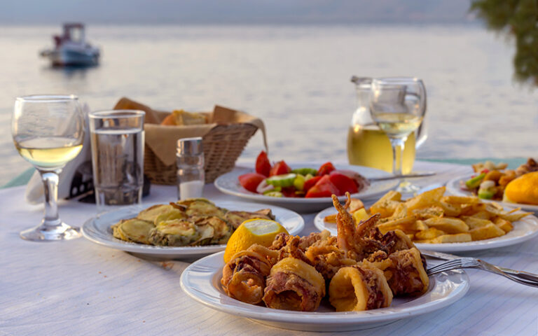 Gedekte tafel in visrestaurant Filoxenia