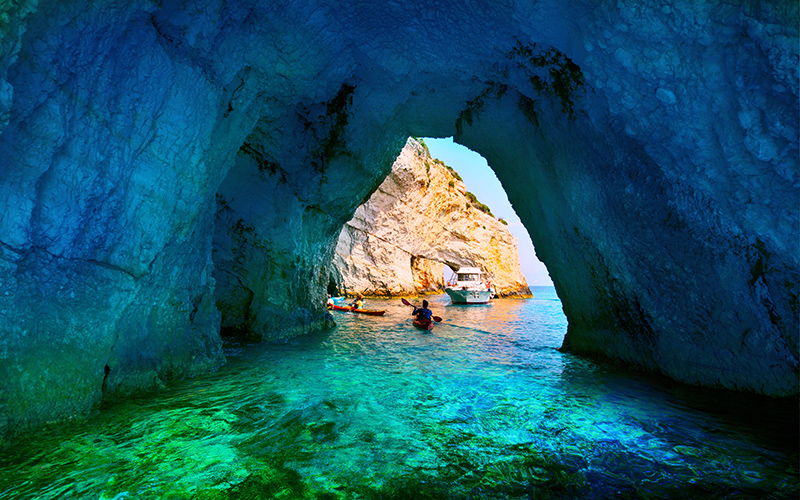 Mensen die door de Blue Caves van Zakynthos aan het kanoën zijn
