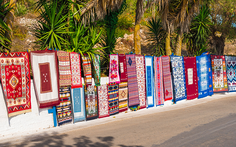 Handgemaakte tapijten naast elkaar, in de verkoop op Zakynthos