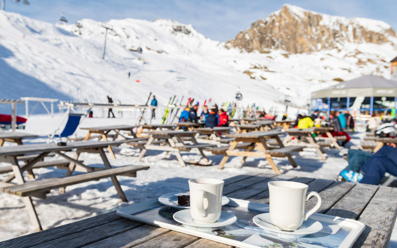 Une terrasse ensoleillée au ski idéale pour l'après-ski